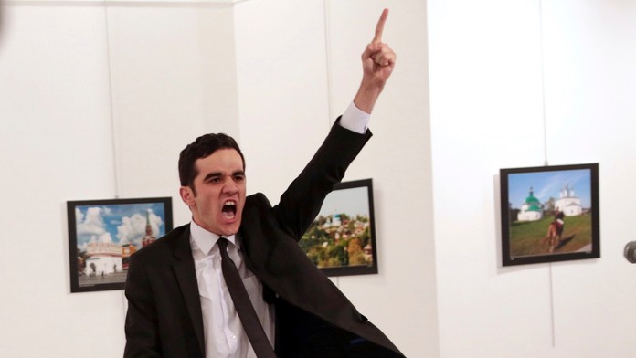 Policajt zastrelil veľvyslanca.