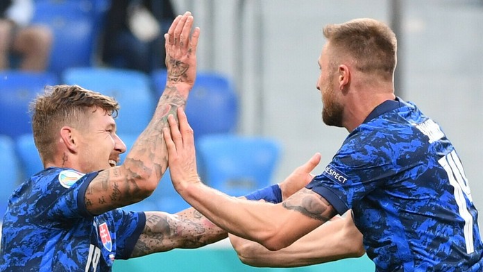 Milan Škriniar oslavuje svoj víťazný gól s Jurajom Kuckom.