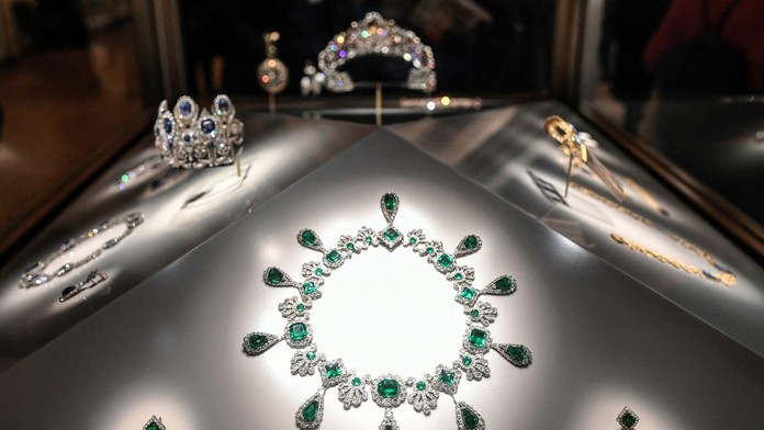 Zlodeji chceli predať šperky z Louvru izraelskej firme. V súvislosti s obchodom sa spomína aj Slovensko