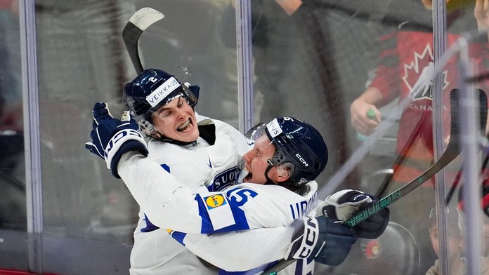 Mitja Jokinen a Tuomas Uronen oslavujú gól na MS do 20 rokov