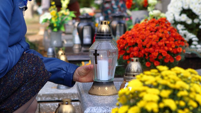 Žena pochovala svojho manžela, na druhý deň zomrela pri jeho hrobe. Záchranári sa k nej nemohli dostať