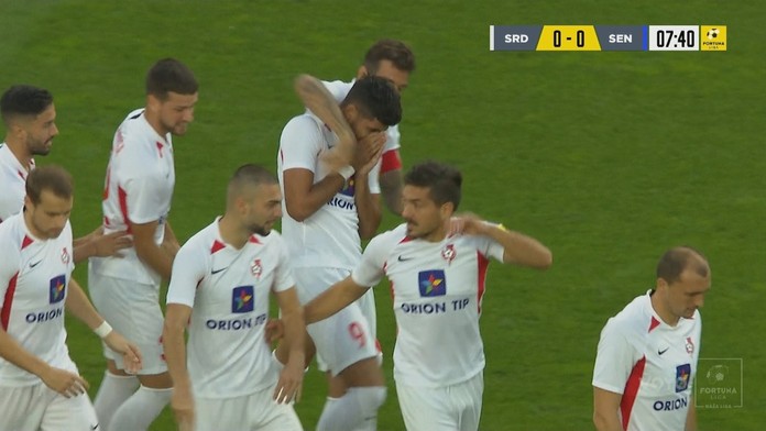 Hráči Serede oslavujú úvodný gól zápasu.
