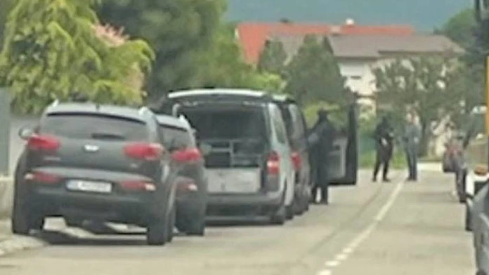 Kukláči zasahujú v dome expolicajta Mariána Kučerku.