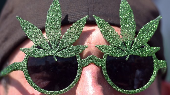 Na pochode za legalizáciu marihuany v Berlíne nechýbali aj takéto doplnky.