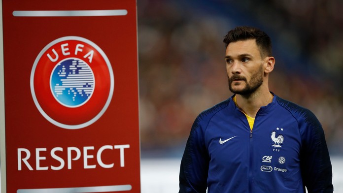 Sprava Francúzi Hugo Lloris a Olivier Giroud oslavujú triumf v kvalifikácii ME 2020 proti Albánsku.