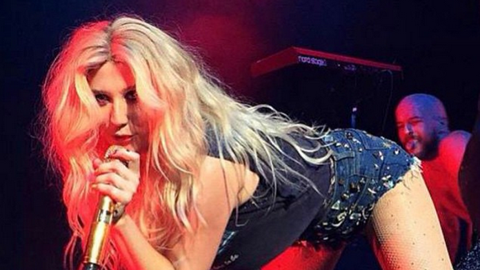 Speváčka Kesha na koncerte