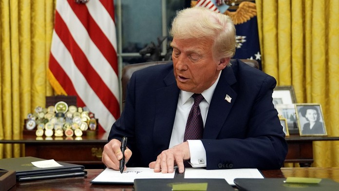 Donald Trump v oválnej pracovni