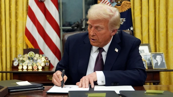 Donald Trump v oválnej pracovni