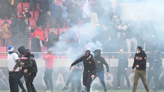 Bitka medzi fanúšikmi Slovana a Spartaka počas 11. kola futbalovej Fortuna ligy.