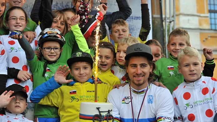 Majster sveta v cestnej cyklistike Peter Sagan a jeho fanúšikovia pózujú na Mariánskom námestí v Žiline. 