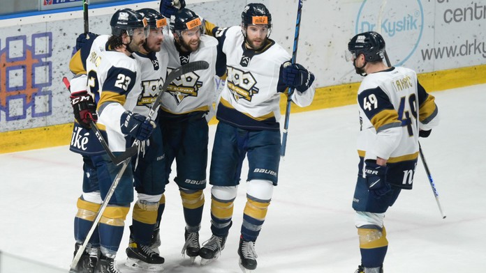 Slovan deklasoval Nitru 6 : 2, vo finálovej sérii sa opäť ujal vedenia