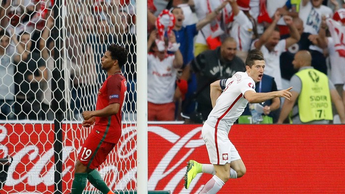 Bombardér Poľska Robert Lewandowski (vpravo) sa teší po strelení úvodného gólu vo štvrťfinále ME proti Portugalsku.
