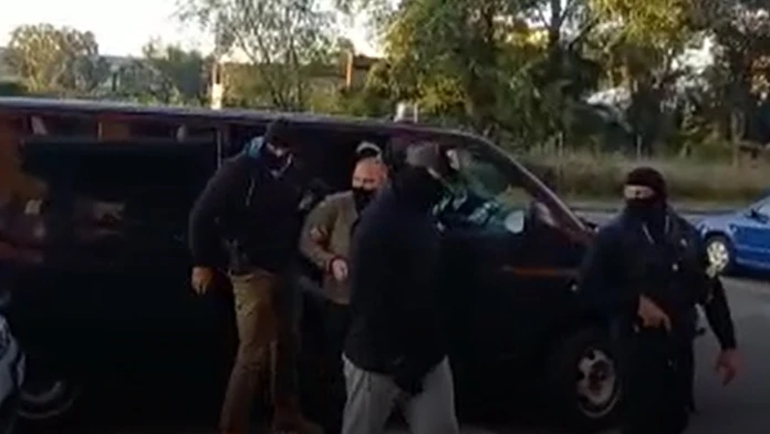 Mateja Zemana eskortovali z väzby na výsluch.