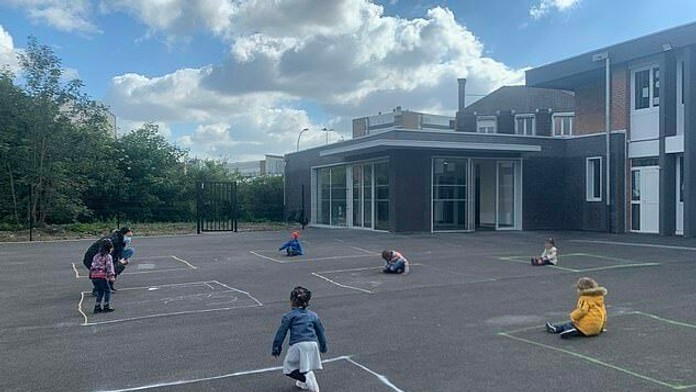 Vo Francúzsku sa deti vracajú do škôl a škôlok