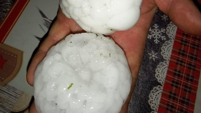 Krúpy ako tenisové loptičky zasiahli Francúzsko: Zničili tisíc áut a poškodili stovky domov