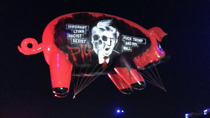 Vyvrcholenie trojdňového festivalu Desert Trip dostalo aj výrazný politický rozmer.