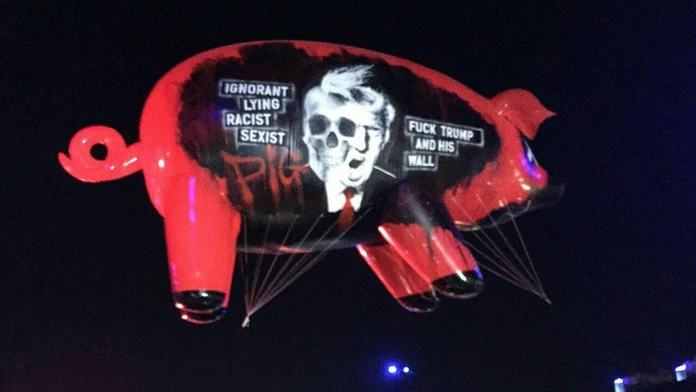 Vyvrcholenie trojdňového festivalu Desert Trip dostalo aj výrazný politický rozmer.
