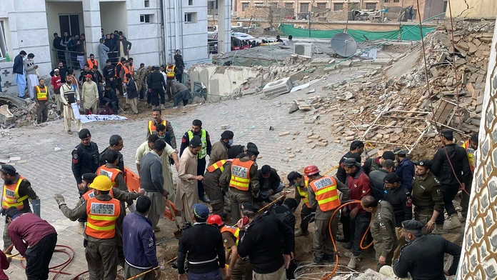Samovražedný bombový útok v pakistanskej mešite má už 100 obetí