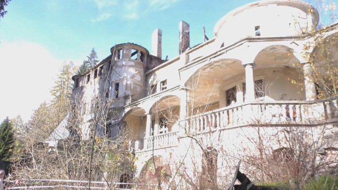 Vyhorený kaštieľ Kunerad.