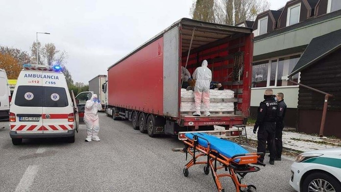 Muž vyskočil z vrtuľníka bez padáka, padal 40 metrov