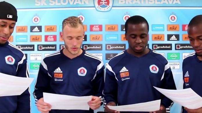 Hráči Slovana pri spievaní slovenskej hymny.