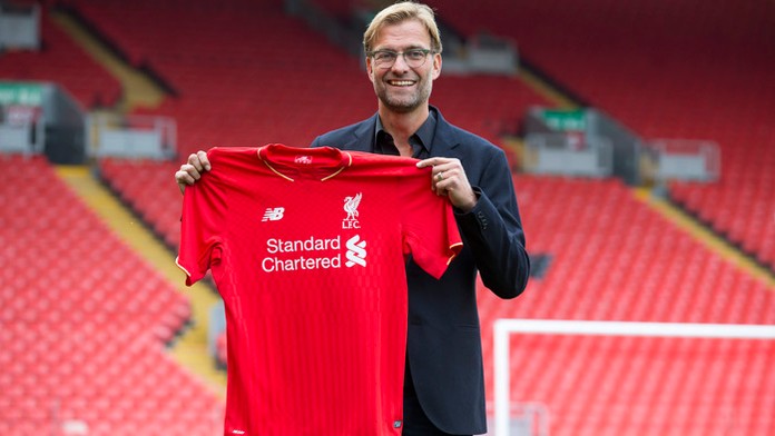 Jörgen Klopp s dresom FC Liverpool, ktorý bude trénovať.