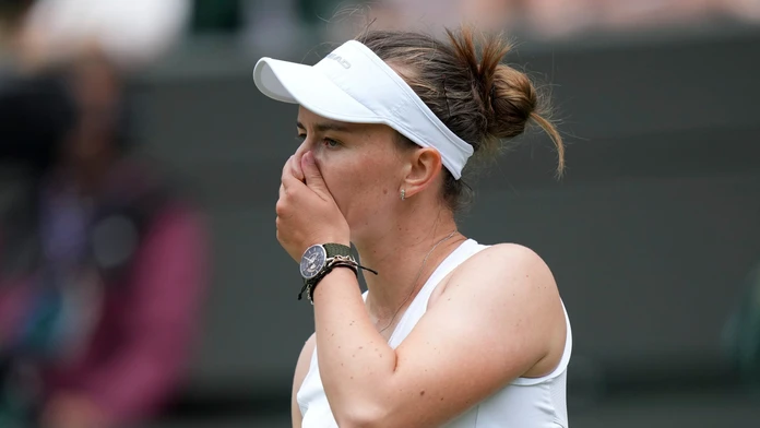 Turnaj prekvapujúcich výsledkov pokračuje. S Wimbledonom sa lúči aj úradujúca šampiónka