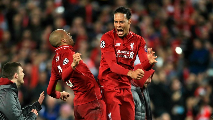 Hráči Liverpoolu oslavujú triumf v odvete semifinále LM proti Barcelone.