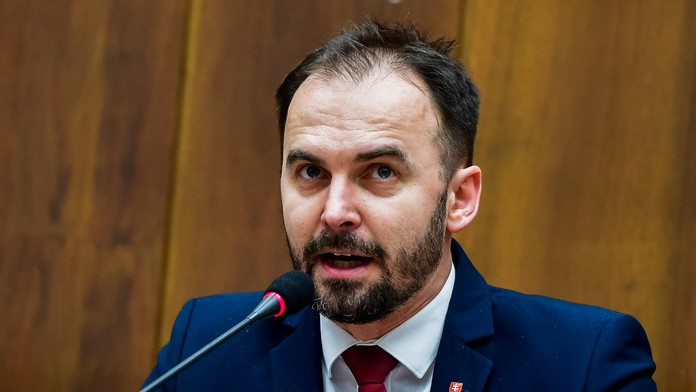 Skorší termín volieb by schvaľovanie zákonov neovplyvnil, tvrdí Šipoš