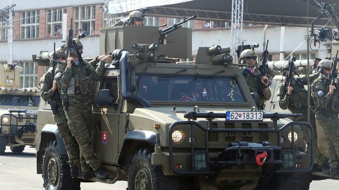 Zuzana Čaputová počas prehliadky vojenskej techniky na centrálnych oslavách 75. výročia SNP.