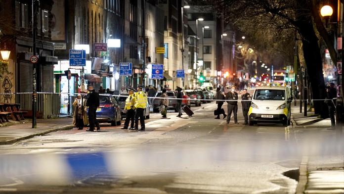 Policajné pásky neďaleko miesta streľby pri kostole v Londýne.