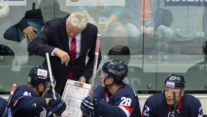 Striedačka HC Slovan počas zápasu s Neftechimik Nižnekamsk.