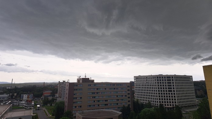 Na snímke búrka postupujúca zo západu cez Poprad.