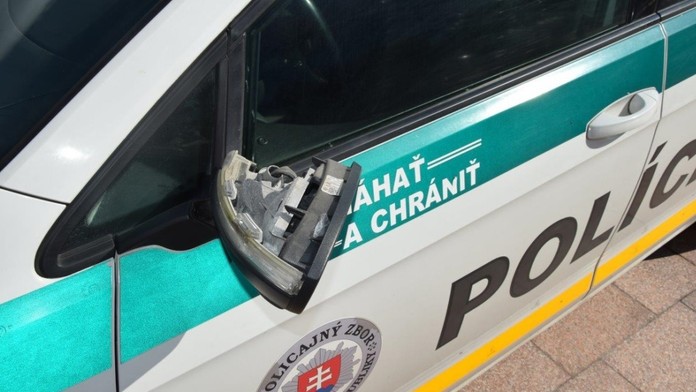 Ženích viackrát kopol do spätného zrkadla a zadného blatníka.