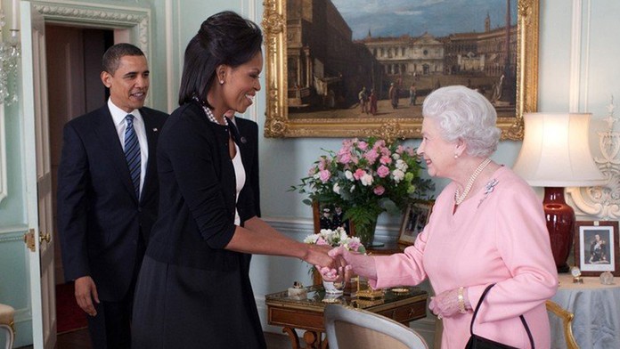 Faux pas Obamovej vyvolal rozruch. Toto si ku kráľovnej dovoliť nemala