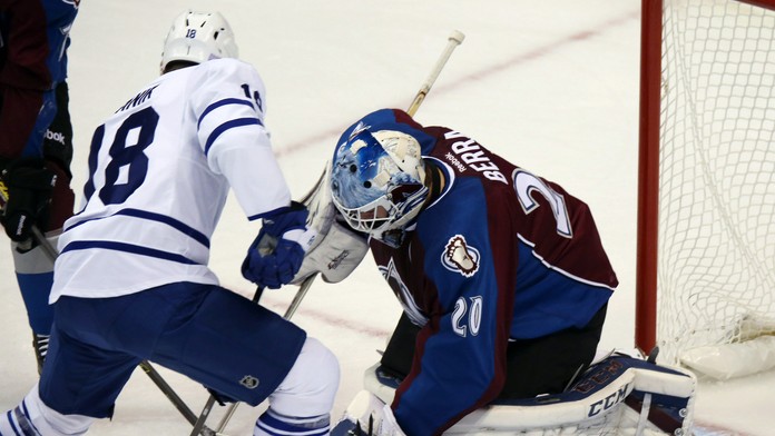 Richard Pánik a brankár Reto Berra v zápase Colorado Avalanche -Toronto Maple Leafs.