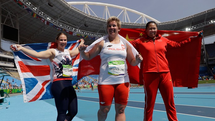 Na snímke uprostred Poľka Anita Wlodarczyková získala na OH v Riu zlatú medailu v hode kladivom a utvorila nový svetový rekord.