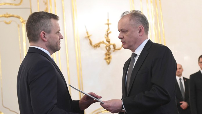 Prezident SR Andrej Kiska (vpravo) poveril zostavením novej vlády vicepremiéra Petra Pellegriniho 