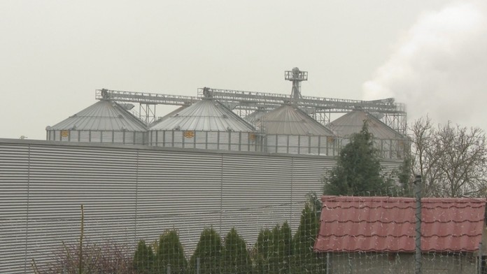 Vo väčšine Slovenska sneží sneh, v Čeľadiciach kukuričné plevy. 