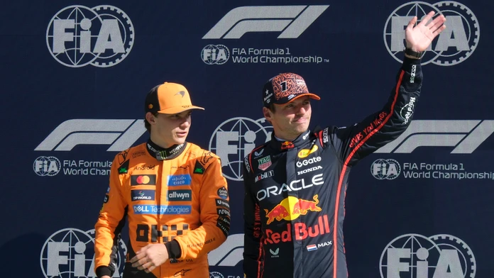 McLaren potvrdil úlohu favorita, Piastri vytvoril traťový rekord. Dobrý čas dosiahol aj Verstappen