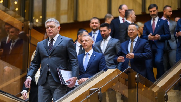 Na snímke v popredí uprostred predseda vlády SR Robert Fico (Smer-SD).