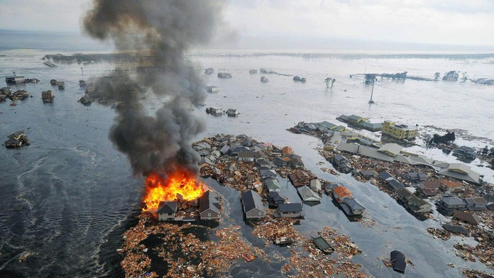 Domy zaplavené prívalovými vlnami cunami.