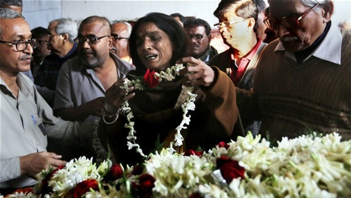 Matka indického dievčaťa, ktoré znásilnili a upálili