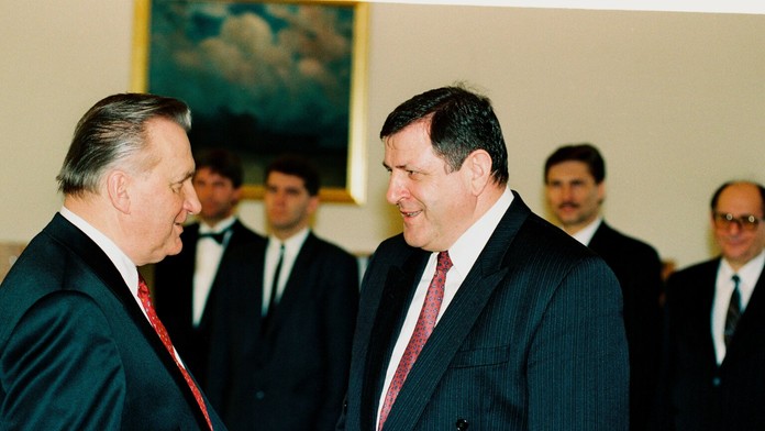 Vtedajší predseda vlády Vladimír Mečiar gratuluje Michalovi Kováčovi k zvoleniu za prezidenta SR (marec 1993).