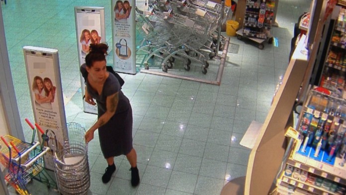 Zlodejka, ktorá uniká polícii.