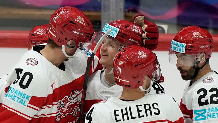 Joachim Blichfeld oslavuje so spoluhráčmi po tom, ako strelil druhý gól v zápase Dánsko - Francúzsko.