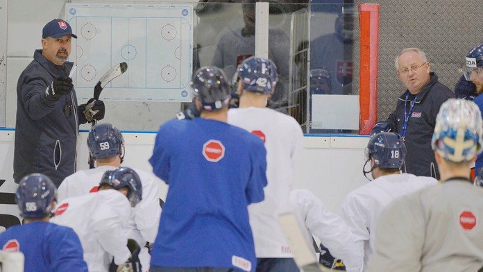 Na snímke tréner Zdeno Cíger a vpravo jeho asistent Július Šupler počas tréningu slovenskej hokejovej reprezentácie..jpg