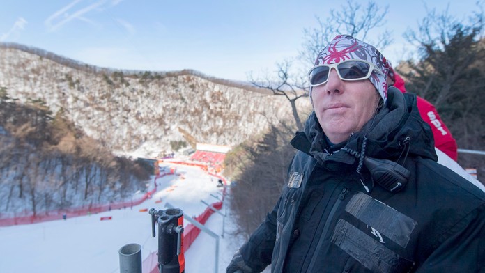 Jarome Iginla (vľavo) s rodinou počas vyradenia dresu s jeho číslom pod strop haly v Calgary.