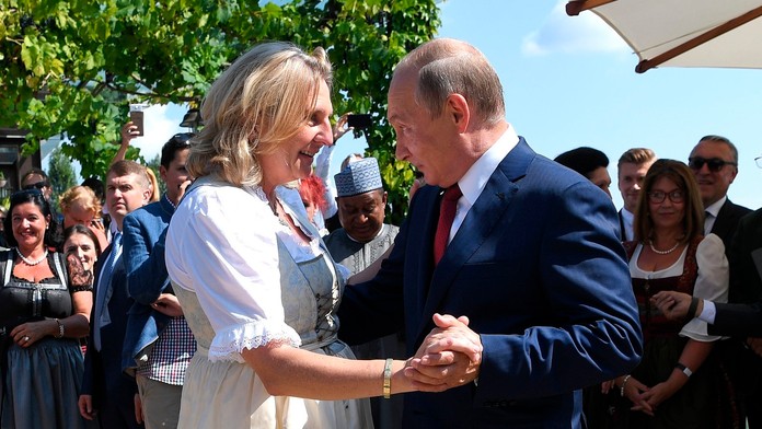 Vladimir Putin ako hosť na svadbe rakúskej ministerky zahraničných vecí Karin Kneisslovej..jpg