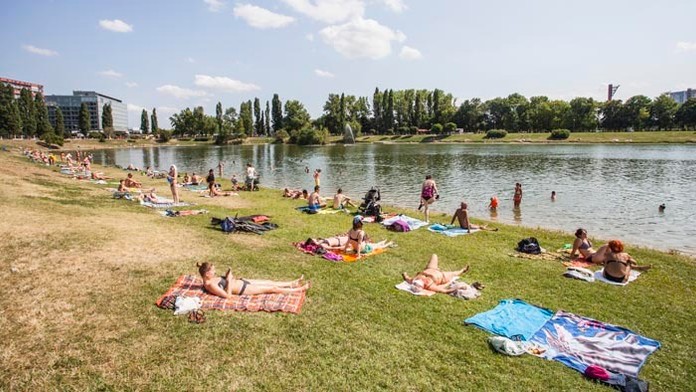 Prírodné kúpalisko Kuchajda v bratislavskej mestskej časti Nové Mesto.